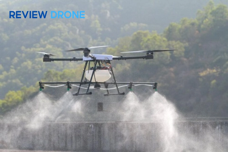 Tưới nước bằng máy bay nông nghiệp DJI