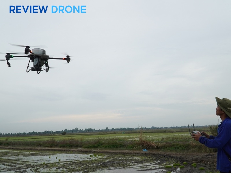 máy bay phun thuốc lúa