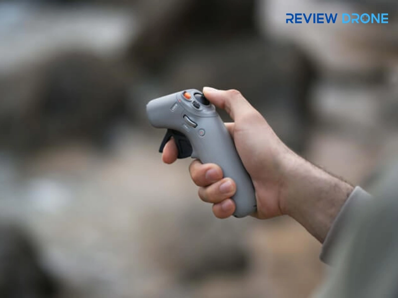 So sánh DJI RC Motion 2 với các tay cầm điều khiển khác