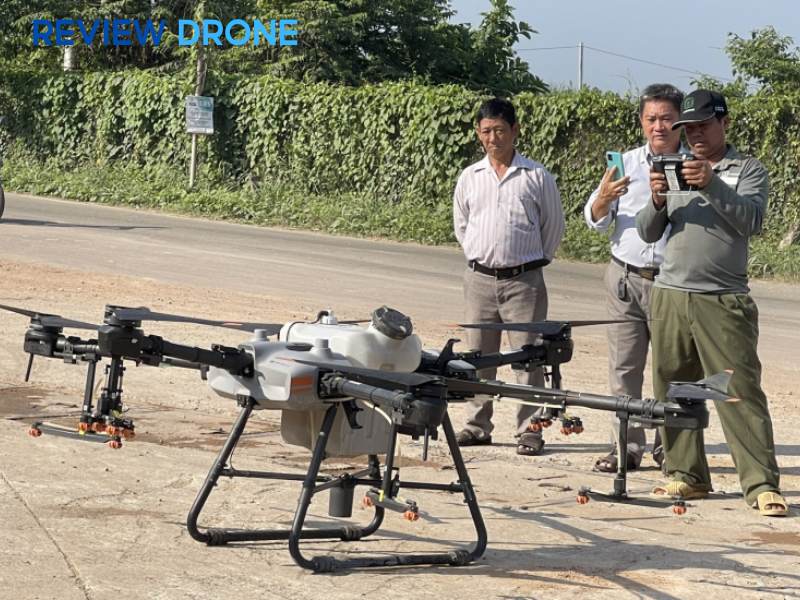 máy bay xịt thuốc lúa