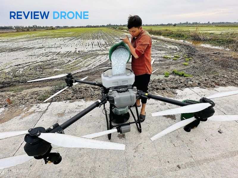 máy bay xịt thuốc sầu riêng