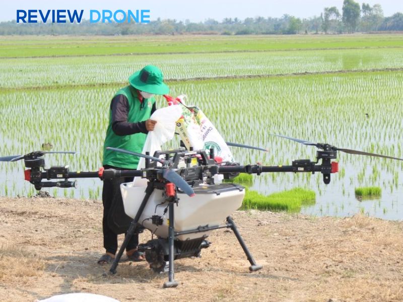 Có nên đầu tư máy bay rải phân không?