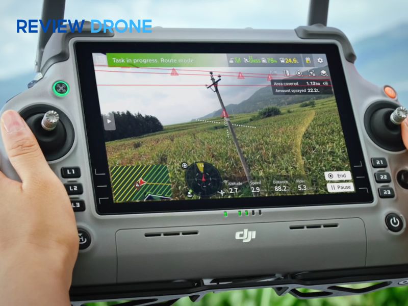 máy bay xịt thuốc sầu riêng